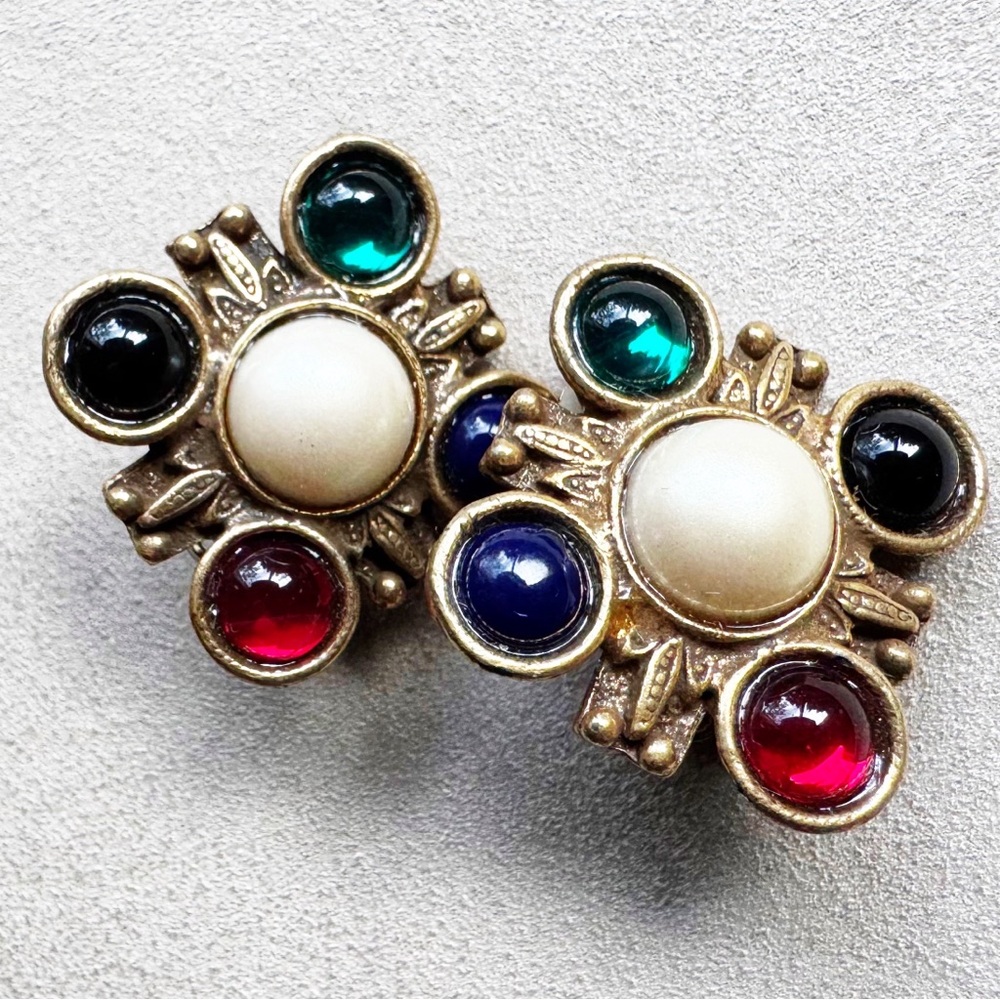 Vintage Multicolor Gripoix Clip-on Earrings - Picture 3 of 7